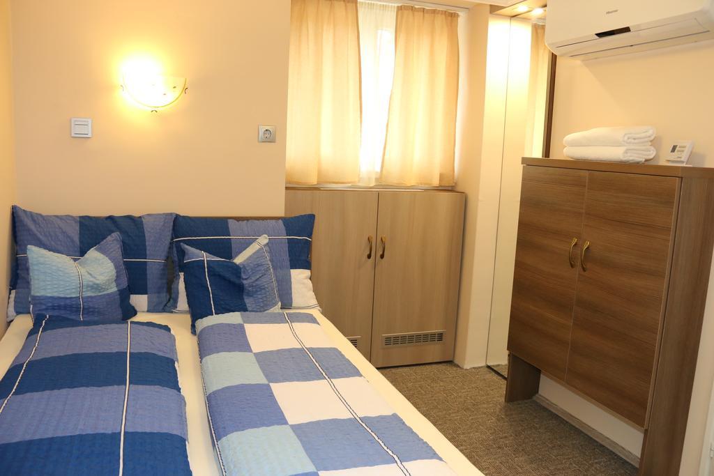 Aradi Vendeghaz Hotel Miskolc Room photo